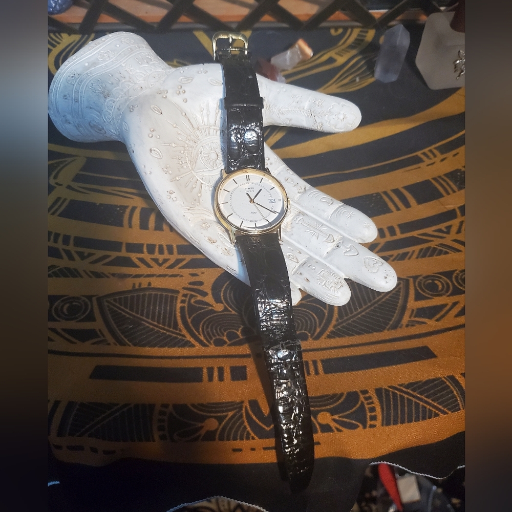 VINTAGE Timex Quartz watch, leather straps, needs a battery but great condition!